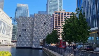 İngiltere 'nin Merkez Londra şehrindeki Canary Wharf Binası. Görüntü İHA 'nın Kamerasıyla 08 Haziran 2023' te Alçak İrtifa 'da çekildi. 