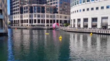 İngiltere 'nin Merkez Londra şehrindeki Canary Wharf Binası. Görüntü İHA 'nın Kamerasıyla 08 Haziran 2023' te Alçak İrtifa 'da çekildi. 