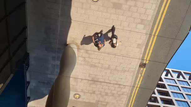 セントラル ロンドン シティ イングランド グレートブリテンのカナリー ウォーフ 2023年6月8日に低高度でドローンのカメラで撮影された映像 — ストック動画