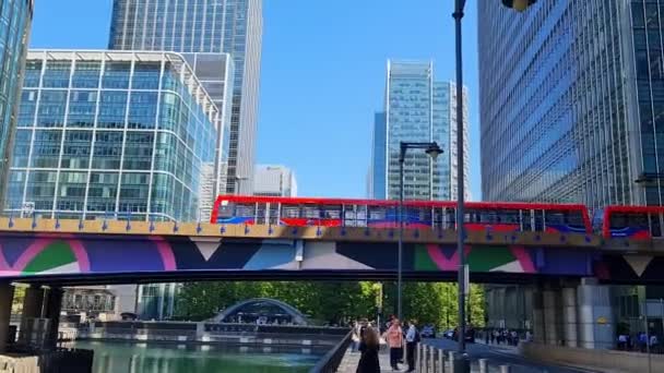 セントラル ロンドン シティ イングランド グレートブリテンのカナリー ウォーフ 2023年6月8日に低高度でドローンのカメラで撮影された映像 — ストック動画