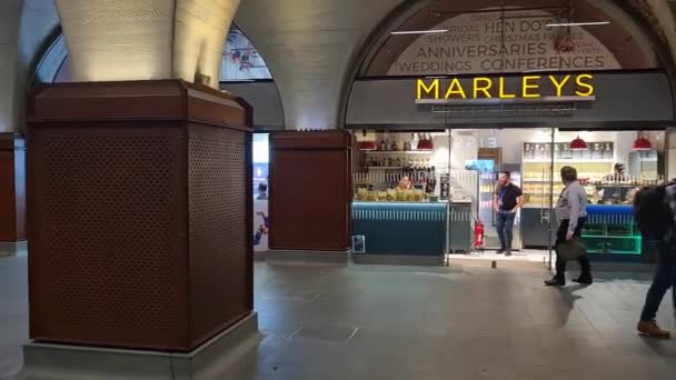 ロンドン中心部の鉄道 地下鉄駅イギリスの首都イギリス 撮影は2023年6月8日 — ストック動画