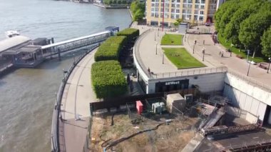 Londra 'nın merkezindeki Thames Nehri' nde. Görüntüler 8 Haziran 2023 'te Canary Wharf London England' da çekildi..