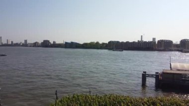 Londra 'nın merkezindeki Thames Nehri' nde. Görüntüler 8 Haziran 2023 'te Canary Wharf London England' da çekildi..