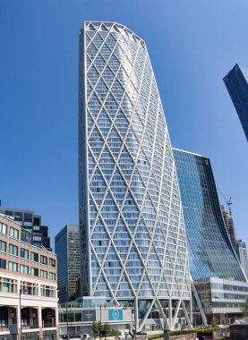 Uzun Binalar, Yol ve İngiltere 'nin En Pahalı Alanındaki İnsanlar ile Londra' daki Canary Wharf Central London City 'nin düşük açılı dikey panoramik görüntüsü. Görüntüler 08-Haziran-2023 'te çekildi.