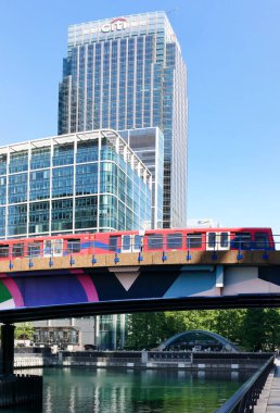 Uzun Binalar, Yol ve İngiltere 'nin En Pahalı Alanındaki İnsanlar ile Londra' daki Canary Wharf Central London City 'nin düşük açılı dikey panoramik görüntüsü. Görüntüler 08-Haziran-2023 'te çekildi.