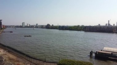 Londra 'nın merkezindeki Thames Nehri' nde. Görüntüler 8 Haziran 2023 'te Canary Wharf London England' da çekildi..
