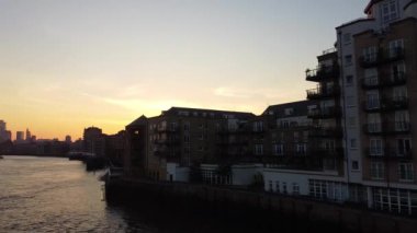 Londra 'nın merkezindeki Thames Nehri' nde. Görüntüler 8 Haziran 2023 'te Canary Wharf London England' da çekildi..