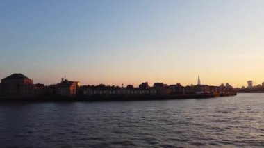 Londra 'nın merkezindeki Thames Nehri' nde. Görüntüler 8 Haziran 2023 'te Canary Wharf London England' da çekildi..