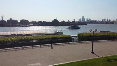 Londra 'nın merkezindeki Thames Nehri' nde. Görüntüler 8 Haziran 2023 'te Canary Wharf London England' da çekildi..