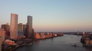 Londra 'nın merkezindeki Thames Nehri' nde. Görüntüler 8 Haziran 2023 'te Canary Wharf London England' da çekildi..