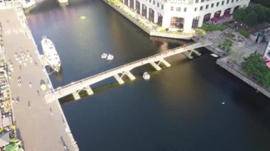 Londra 'nın merkezindeki Thames Nehri' nde. Görüntüler 8 Haziran 2023 'te Canary Wharf London England' da çekildi..