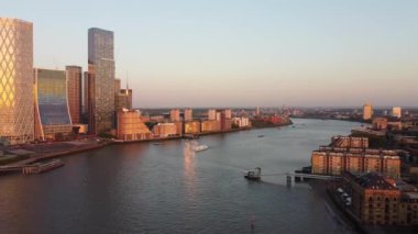 Londra 'nın merkezindeki Thames Nehri' nde. Görüntüler 8 Haziran 2023 'te Canary Wharf London England' da çekildi..