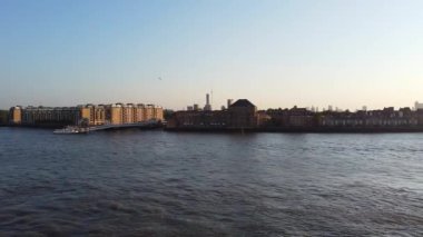 Londra 'nın merkezindeki Thames Nehri' nde. Görüntüler 8 Haziran 2023 'te Canary Wharf London England' da çekildi..