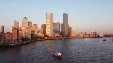 Londra 'nın merkezindeki Thames Nehri' nde. Görüntüler 8 Haziran 2023 'te Canary Wharf London England' da çekildi..