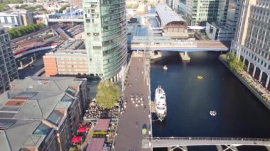 Londra 'nın merkezindeki Thames Nehri' nde. Görüntüler 8 Haziran 2023 'te Canary Wharf London England' da çekildi..