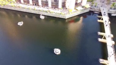 Londra 'nın merkezindeki Thames Nehri' nde. Görüntüler 8 Haziran 2023 'te Canary Wharf London England' da çekildi..