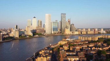 Londra 'nın merkezindeki Thames Nehri' nde. Görüntüler 8 Haziran 2023 'te Canary Wharf London England' da çekildi..