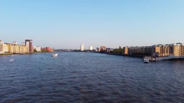 Londra 'nın merkezindeki Thames Nehri' nde. Görüntüler 8 Haziran 2023 'te Canary Wharf London England' da çekildi..