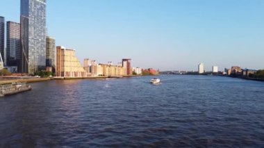 Londra 'nın merkezindeki Thames Nehri' nde. Görüntüler 8 Haziran 2023 'te Canary Wharf London England' da çekildi..