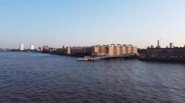 Londra 'nın merkezindeki Thames Nehri' nde. Görüntüler 8 Haziran 2023 'te Canary Wharf London England' da çekildi..
