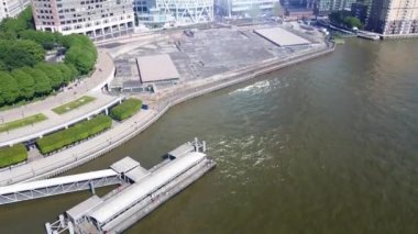 Londra 'nın merkezindeki Thames Nehri' nde. Görüntüler 8 Haziran 2023 'te Canary Wharf London England' da çekildi..