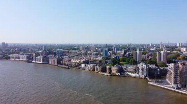 Londra 'nın merkezindeki Thames Nehri' nde. Görüntüler 8 Haziran 2023 'te Canary Wharf London England' da çekildi..