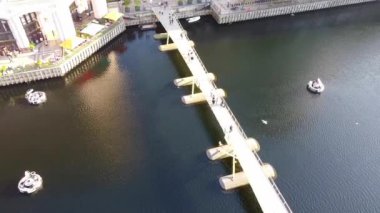 Londra 'nın merkezindeki Thames Nehri' nde. Görüntüler 8 Haziran 2023 'te Canary Wharf London England' da çekildi..