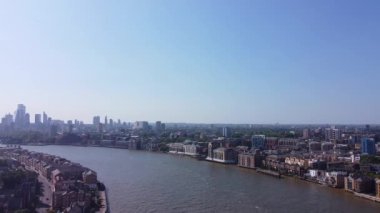 Londra 'nın merkezindeki Thames Nehri' nde. Görüntüler 8 Haziran 2023 'te Canary Wharf London England' da çekildi..