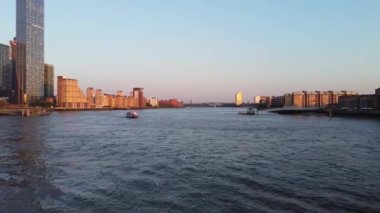 Londra 'nın merkezindeki Thames Nehri' nde. Görüntüler 8 Haziran 2023 'te Canary Wharf London England' da çekildi..