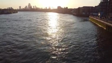 Londra 'nın merkezindeki Thames Nehri' nde. Görüntüler 8 Haziran 2023 'te Canary Wharf London England' da çekildi..