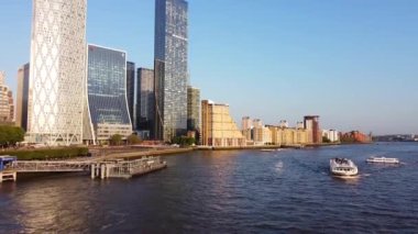 Londra 'nın merkezindeki Thames Nehri' nde. Görüntüler 8 Haziran 2023 'te Canary Wharf London England' da çekildi..
