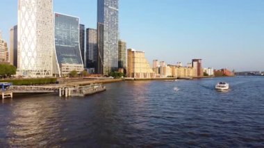 Londra 'nın merkezindeki Thames Nehri' nde. Görüntüler 8 Haziran 2023 'te Canary Wharf London England' da çekildi..