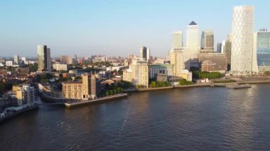 Londra 'nın merkezindeki Thames Nehri' nde. Görüntüler 8 Haziran 2023 'te Canary Wharf London England' da çekildi..