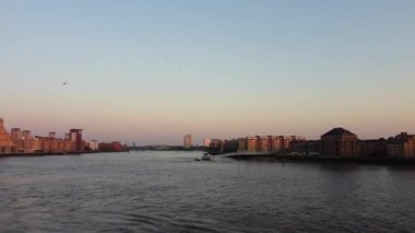 Londra 'nın merkezindeki Thames Nehri' nde. Görüntüler 8 Haziran 2023 'te Canary Wharf London England' da çekildi..