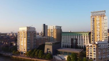 İngiltere 'nin orta Londra şehrindeki Canary Wharf binalarının yüksek açılı görüntüsü. Görüntü, İHA 'nın Düşük İrtifa Kamerası ile 08 Haziran 2023' te Temiz Hava Günü 'nde çekildi..