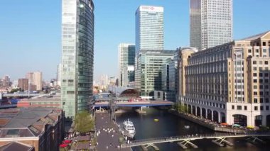İngiltere 'nin orta Londra şehrindeki Canary Wharf binalarının yüksek açılı görüntüsü. Görüntü, İHA 'nın Düşük İrtifa Kamerası ile 08 Haziran 2023' te Temiz Hava Günü 'nde çekildi..
