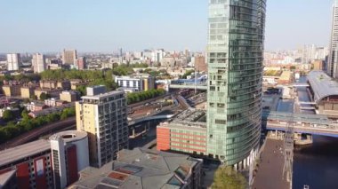 İngiltere 'nin orta Londra şehrindeki Canary Wharf binalarının yüksek açılı görüntüsü. Görüntü, İHA 'nın Düşük İrtifa Kamerası ile 08 Haziran 2023' te Temiz Hava Günü 'nde çekildi..