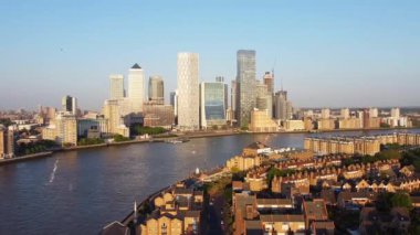İngiltere 'nin orta Londra şehrindeki Canary Wharf binalarının yüksek açılı görüntüsü. Görüntü, İHA 'nın Düşük İrtifa Kamerası ile 08 Haziran 2023' te Temiz Hava Günü 'nde çekildi..