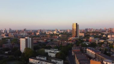 İngiltere 'nin orta Londra şehrindeki Canary Wharf binalarının yüksek açılı görüntüsü. Görüntü, İHA 'nın Düşük İrtifa Kamerası ile 08 Haziran 2023' te Temiz Hava Günü 'nde çekildi..