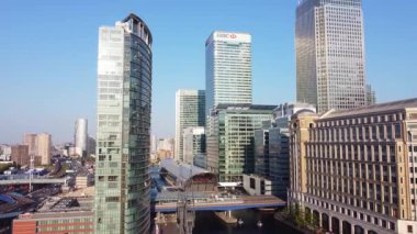 İngiltere 'nin orta Londra şehrindeki Canary Wharf binalarının yüksek açılı görüntüsü. Görüntü, İHA 'nın Düşük İrtifa Kamerası ile 08 Haziran 2023' te Temiz Hava Günü 'nde çekildi..