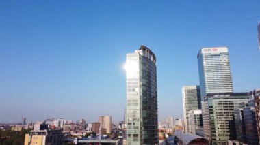 İngiltere 'nin orta Londra şehrindeki Canary Wharf binalarının yüksek açılı görüntüsü. Görüntü, İHA 'nın Düşük İrtifa Kamerası ile 08 Haziran 2023' te Temiz Hava Günü 'nde çekildi..