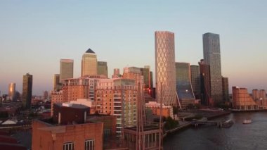 İngiltere 'nin orta Londra şehrindeki Canary Wharf binalarının yüksek açılı görüntüsü. Görüntü, İHA 'nın Düşük İrtifa Kamerası ile 08 Haziran 2023' te Temiz Hava Günü 'nde çekildi..