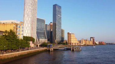 İngiltere 'nin orta Londra şehrindeki Canary Wharf binalarının yüksek açılı görüntüsü. Görüntü, İHA 'nın Düşük İrtifa Kamerası ile 08 Haziran 2023' te Temiz Hava Günü 'nde çekildi..