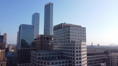 İngiltere 'nin orta Londra şehrindeki Canary Wharf binalarının yüksek açılı görüntüsü. Görüntü, İHA 'nın Düşük İrtifa Kamerası ile 08 Haziran 2023' te Temiz Hava Günü 'nde çekildi..