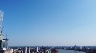İngiltere 'nin orta Londra şehrindeki Canary Wharf binalarının yüksek açılı görüntüsü. Görüntü, İHA 'nın Düşük İrtifa Kamerası ile 08 Haziran 2023' te Temiz Hava Günü 'nde çekildi..