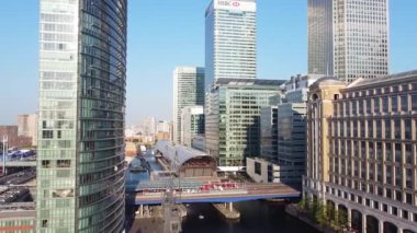 İngiltere 'nin orta Londra şehrindeki Canary Wharf binalarının yüksek açılı görüntüsü. Görüntü, İHA 'nın Düşük İrtifa Kamerası ile 08 Haziran 2023' te Temiz Hava Günü 'nde çekildi..