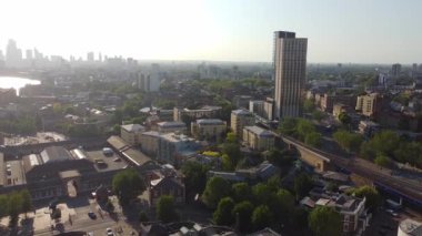 İngiltere 'nin orta Londra şehrindeki Canary Wharf binalarının yüksek açılı görüntüsü. Görüntü, İHA 'nın Düşük İrtifa Kamerası ile 08 Haziran 2023' te Temiz Hava Günü 'nde çekildi..
