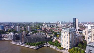 İngiltere 'nin orta Londra şehrindeki Canary Wharf binalarının yüksek açılı görüntüsü. Görüntü, İHA 'nın Düşük İrtifa Kamerası ile 08 Haziran 2023' te Temiz Hava Günü 'nde çekildi..
