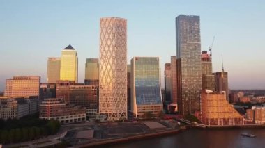 İngiltere 'nin orta Londra şehrindeki Canary Wharf binalarının yüksek açılı görüntüsü. Görüntü, İHA 'nın Düşük İrtifa Kamerası ile 08 Haziran 2023' te Temiz Hava Günü 'nde çekildi..