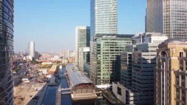 İngiltere 'nin orta Londra şehrindeki Canary Wharf binalarının yüksek açılı görüntüsü. Görüntü, İHA 'nın Düşük İrtifa Kamerası ile 08 Haziran 2023' te Temiz Hava Günü 'nde çekildi..